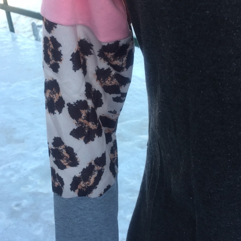 5⭐️❄️Leopard Print patchwork long sleeve crew - Picture 5 of 8